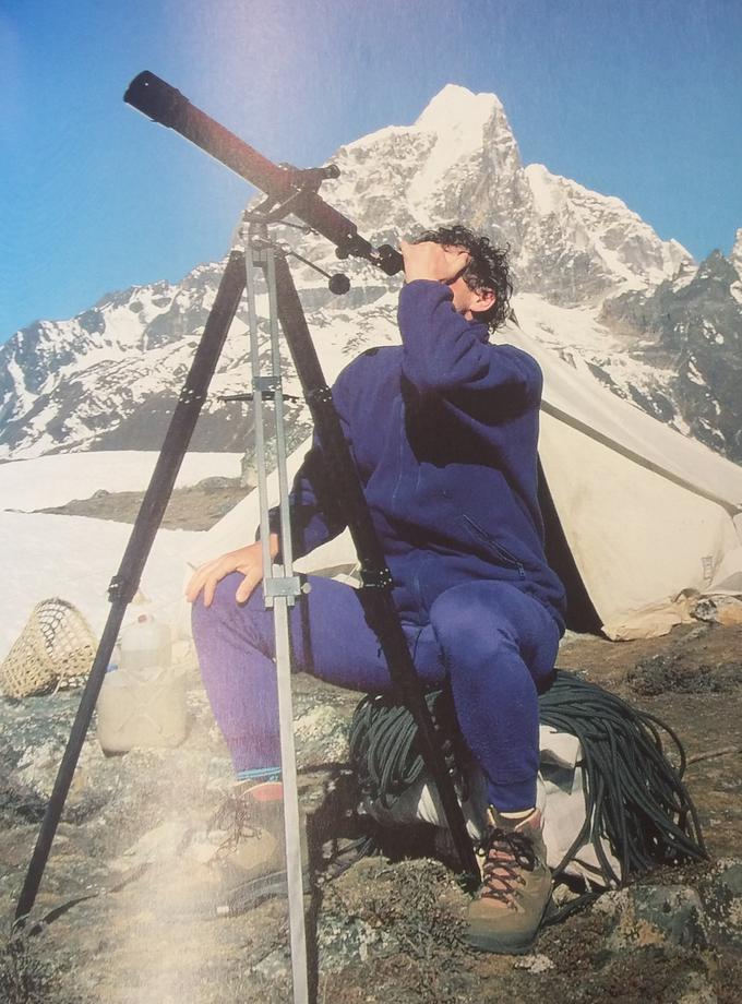 Požgaj je Humarja in Furlana spremljal z daljnogledom in teleskopom. Pred vzponom sta si s teleskopom pomagala tudi Furlan in Humar.  | Foto: Arhiv odprave na Ama Dablam