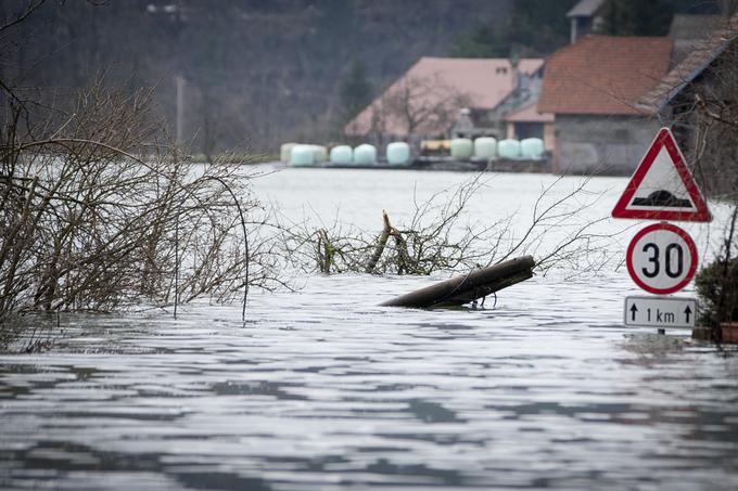 Planinčani vedo, da so poplave najnevarnejše po hudih zimah in nenadnih spomladanskih otoplitvah. Takrat se sneg s Snežnika hitro stali, voda na polju pa ne more pravočasno odteči. | Foto: 