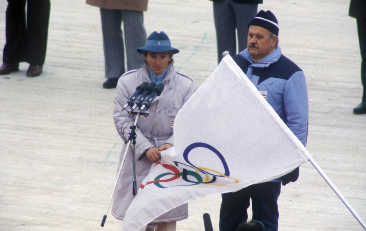 Bojan Križaj Sarajevo 1984 | Bojan Križaj je bil na olimpijskih igrah v Sarajevu poleg Primoža Ulage glavni jugoslovanski kandidat za medaljo. Na odprtju iger mu je pripadla čast zaprisege. Čeprav so organizatorji želeli, da priseže v srbskem jeziku, se je odločil za slovenščino. Foto: Guliverimage | Foto Guliverimage/Getty Images