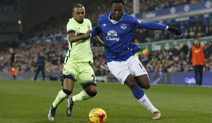 Everton spodnesel Manchester City, Liverpool v Stoku plačal visoko ceno