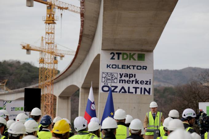 Prvotna zasnova viadukta je bila drugačna. Viadukt Vinjan bi se moral graditi enako kot viadukt Gabrovica s postopnim narivanjem, a so na delu doline, kjer poteka viadukt, odkrili fosilni plaz. | Foto: STA