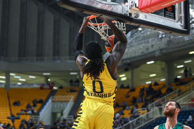 Fenerbahče je v zadnjem krogu izgubil pri Crveni zvezdi, a si vseeno priboril končnico. | Foto: Guliverimage/Vladimir Fedorenko