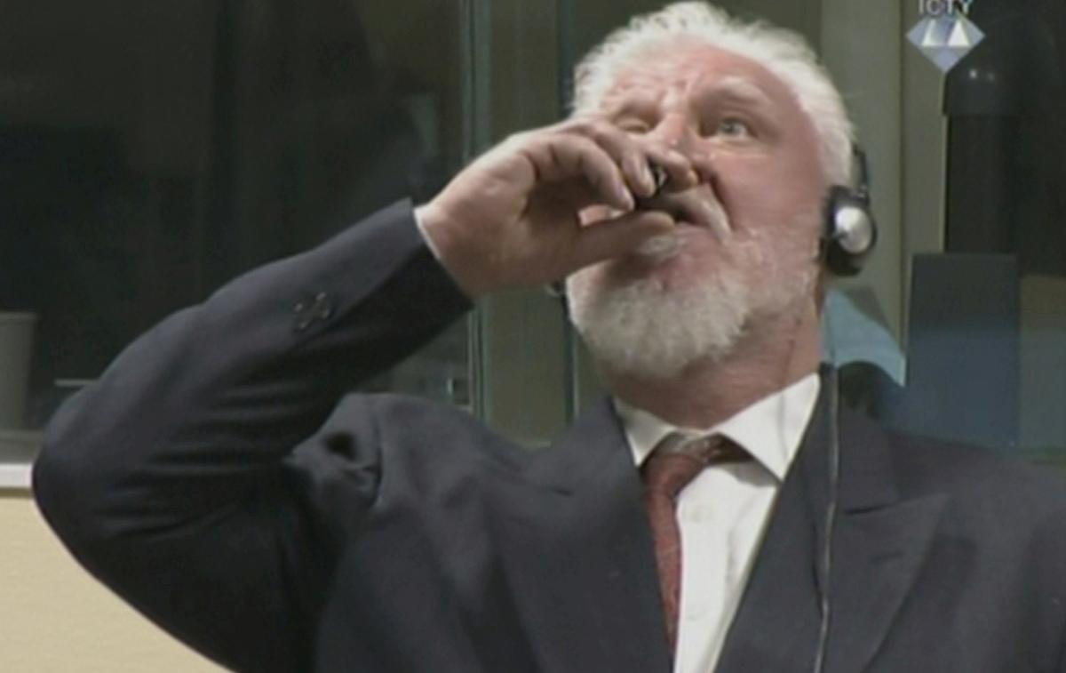 Slobodan Praljak | Praljak je po izreku pravnomočne sodbe na 20 let zapora v sodni dvorani 29. novembra lani zavpil, da ni vojni zločinec in da ne priznava sodbe. Nato je iz temno rjave stekleničke spil kalijev cianid, v bolnišnici v Haagu pa kasneje umrl. | Foto Reuters