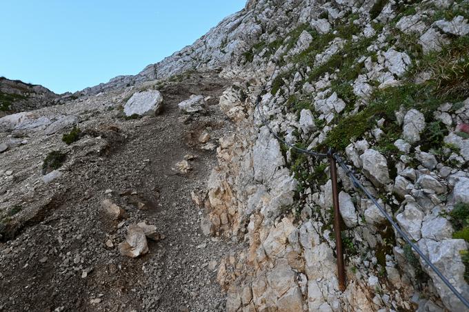 V grapi nam pomaga jeklenica (še posebej pri sestopu). | Foto: Matej Podgoršek