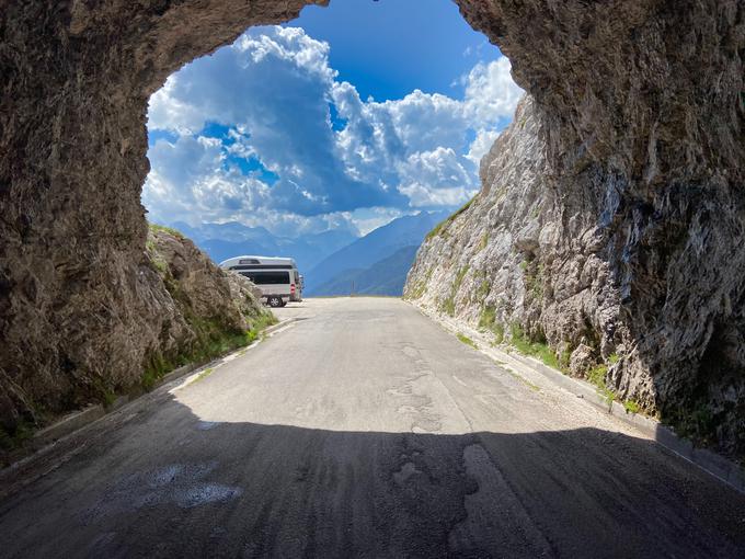 Pogledi, ki vas bodo očarali. Na poti na Mangartsko sedlo vas čaka pet predorov. | Foto: Jaka Lopatič