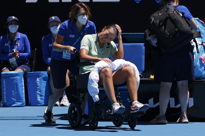 Harmony Tan so po tem, ko je predala dvoboj zaradi krčev, z igrišča odpeljali na vozičku. | Foto: Guliverimage/Vladimir Fedorenko