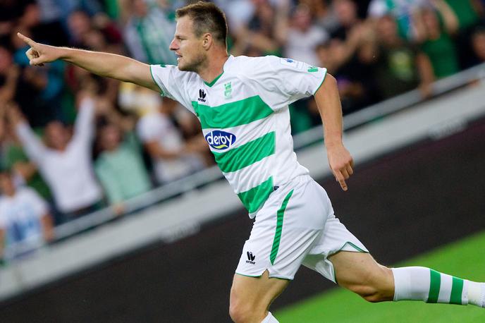 Olimpija Maribor Dragan Čadikovski 2011 | Dragan Čadikovski je 28. avgusta 2011 po zadetku proti Mariboru (4:1) stekel čez celotno igrišče do navijačev in poskrbel za nepozabni sprint, na katerega se navijači Olimpije radi spomnijo še danes. | Foto Vid Ponikvar