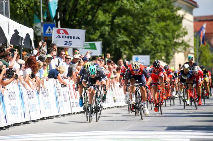 Ob vstopu v zadnji kilometer se je zgodil grd padec, Luko Mezgeca sta Bennett in Colbrelli zaprla, da se ni veselil zmage v prvi etapi. | Foto: vid ponikvar