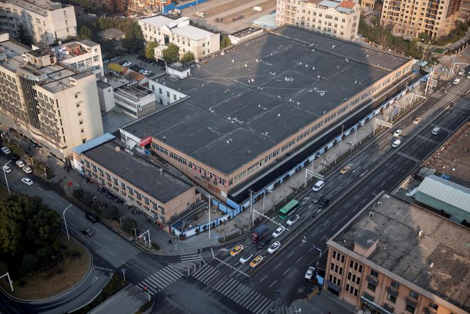 Večina prvih uradno potrjenih okužb s sars-cov-2 je bila neposredno povezanih z zdaj zaprto tržnico z ribami in morskimi sadeži Huanan v Wuhanu.  | Foto: Reuters