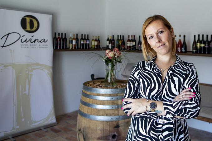 Mateja Čalušič vodi Divina Wine Hub v Šmarju, vozlišče, ki je združilo 12 večinoma predvsem mladih vinarjev slovenske Istre z namenom doseganja večje učinkovitosti pri trženju in prodaji. Primer njihove dobre digitalne prakse so virtualne degustacije.  | Foto: Ana Kovač