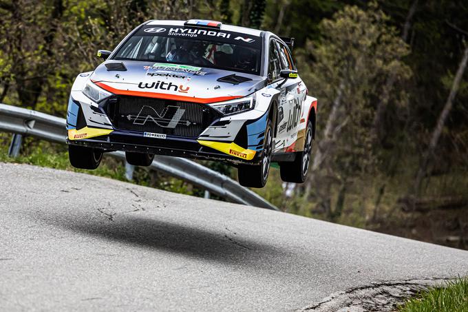 Rok Turk in sovoznica Blanka Kacin (hyundai i20 rally2) sta do zmage v slovenskem DP prišla tudi po zraku. | Foto: Uroš Modlic