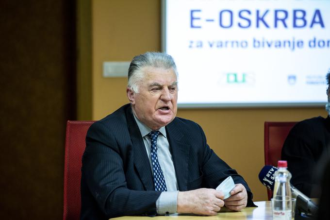 Predsednik Zveze društev upokojencev Slovenije Janez Sušnik: "Veseli nas, da je vlada s pomočjo evropskih sredstev E-oskrbo, ki je v razvitih državah že sestavni del socialnega varstva starejših, zagotovila brezplačno in da tudi v Sloveniji končno delamo pomembne korake v smeri zagotavljanja varnosti starejših, ki bivajo sami." | Foto: Ana Kovač