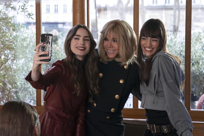 V seriji se Emily Cooper (Lily Collins) fotografira z Brigitte Macron in fotografijo objavi na omrežju Instagram. Doda ji ključnik #makeiticonic, slogan iz prizadevanj predsednika Macrona za privabljanje tujih vlagateljev v Evropo. | Foto: Profimedia