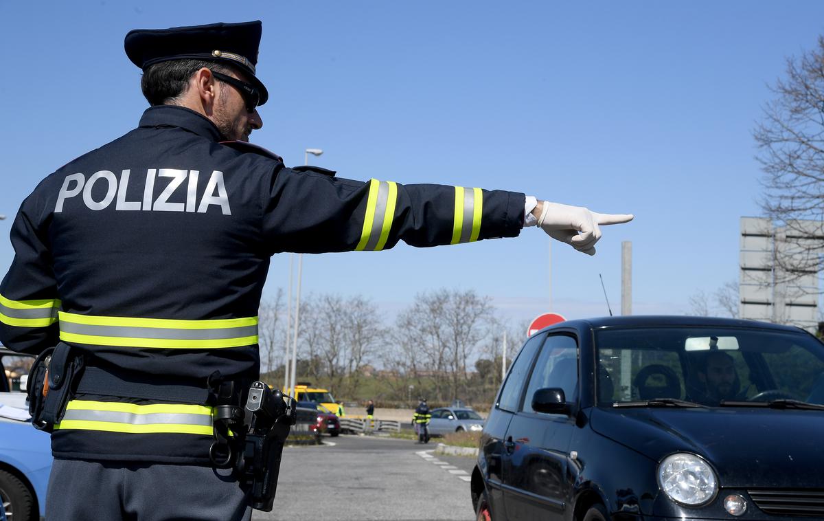 Torino umor policija | Vozilo je glede na navedbe očividcev, ki jih navaja Ansa, pripadalo materi, ki je ravno prišla po otroka. | Foto Reuters