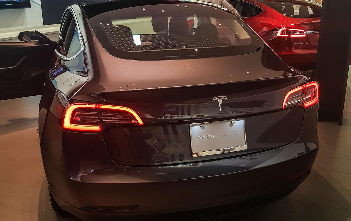 Tesla model 3 | Tesla je izdelala že več kot sto tisoč električnih modelov 3. | Foto Gašper Pirman