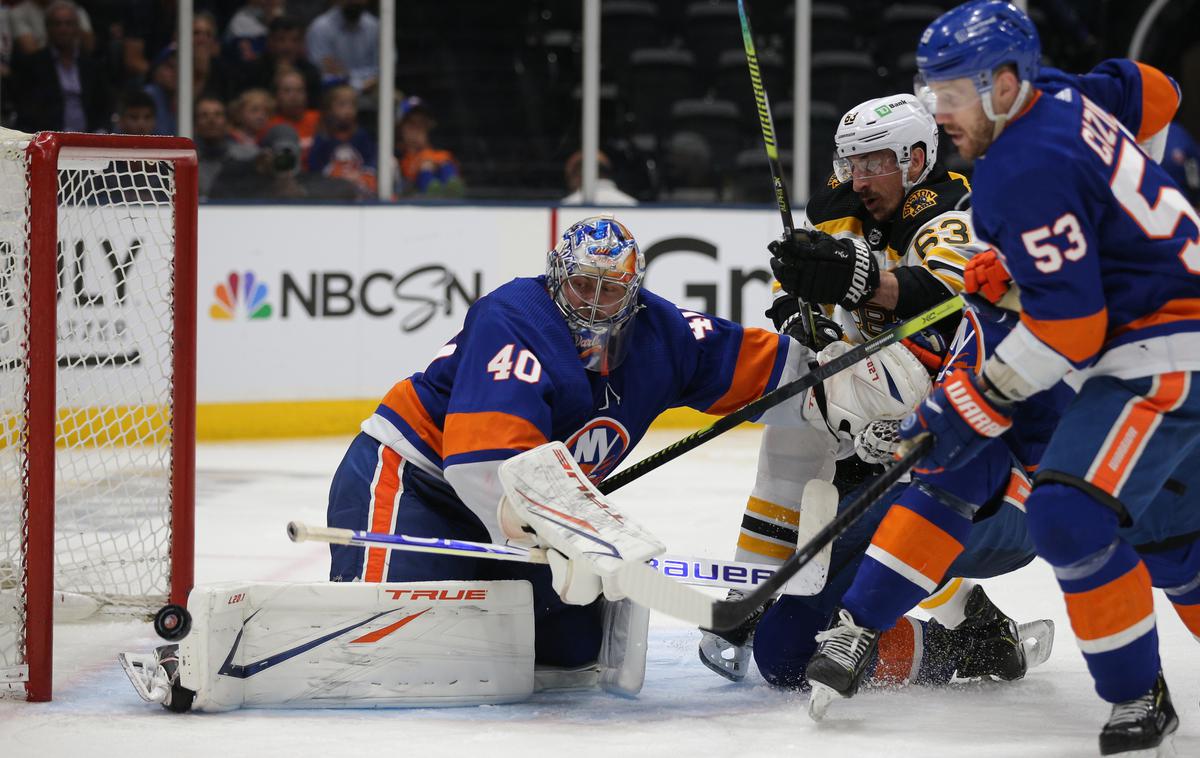 Carolina Tampa NHL | Carolina je z gostujočo zmago na Floridi znižala zaostanek na 1:2. | Foto Reuters