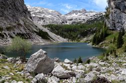 Krajša in senčna tura za te vroče poletni dni – na Krnsko jezero