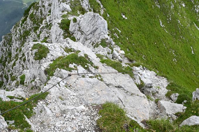 Pot s Kladiva do Vetrnika je na treh delih tehnično nekoliko zahtevnejša. Pomagamo si z jeklenico. | Foto: Matej Podgoršek