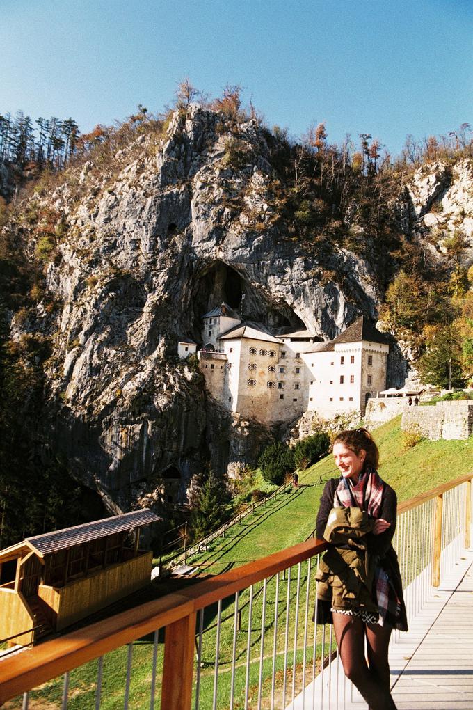 Sara zelo rada odkriva Slovenijo. Na fotografiji pred Predjamskim gradom. | Foto: 