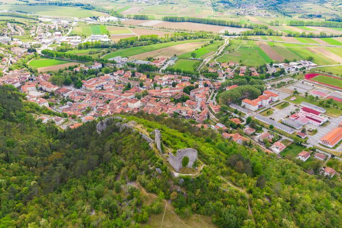 Vipava | Ob arheološkem izkopavanju so odkrili tudi ostanke rimske naselbine. To so ostanki rimskih objektov, vkopanih v geološko osnovo. | Foto Shutterstock