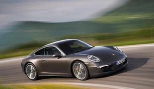 Na ceste še prenovljena štirikolesno gnana različica porscheja 911