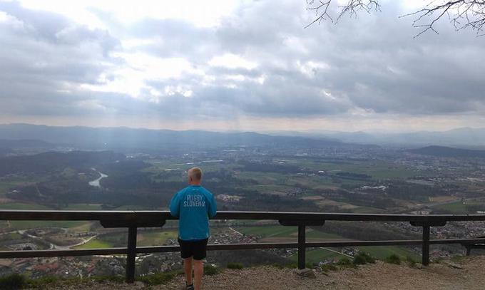 Slovenija ga s svojim zelenjem, gorami, rekami spominja na rodno Novo Zelandijo. Če mu čas dopušča in ne pripravlja treningov ali analiz pred tekmami, se vzpne na hrib in uživa v razgledu. | Foto: Osebni arhiv