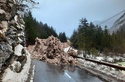 Nevarnost v Bovcu: snežni plazovi zaprli cesti, pristojni svarijo pred novimi #foto