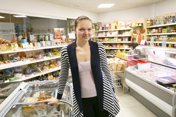 Vodja ljubljanske enote Ruske trgovine Oksana Kompaniyets pravi, da bi se zjutraj lahko postavila pred prodajalno in usmerjala ljudi, ki v murgelskem kompleksu iščejo in se izgubljajo na poti do iskanega prostora. | Foto: Bojan Puhek