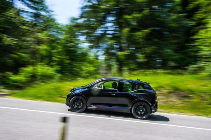 BMW i3 je danes eden starejših električnih avtomobilov, ki pa kljub temu ostaja oblikovno všečen, rahlo futurističen in s tem moderen. V različic i3S ga poganja elektromotor z močjo 135 kilovatov (184 "konjev"). Tak avtomobil v Sloveniji stane vsaj 45 tisočakov, cena testnega (oboje brez subvencije) je znašala 55 tisoč evrov.  | Foto: Gašper Pirman