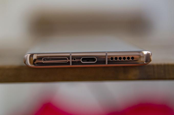 Na spodnji strani se vrstijo utor za kartico SIM, vmesnik USB-C in reža, ki je eden od dveh zvočnikov telefona. | Foto: Ana Kovač