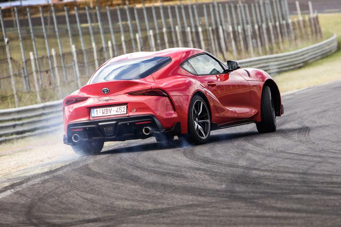 Gre za enega najbolj uravnoteženih avtomobilov ta hip. Z razmerjem mase 50:50 med sprednjim in zadnjim delom avta supra vozniško navdušuje. | Foto: Gašper Pirman in Toyota