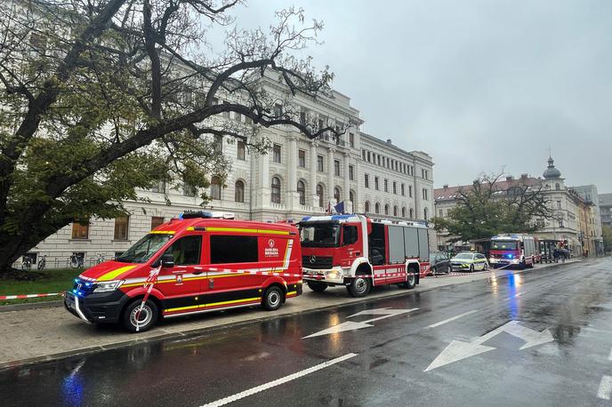 Vrhovno sodišče Ljubljana | Na kraju so posredovali policisti in gasilci. | Foto Gašper Pirman