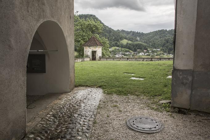 Zaradi turške nevarnosti so grad ob njegovem nastanku utrdili s šesterostranima stolpoma na obeh vogalih, pozneje sta bila spremenjena v paviljone. | Foto: 