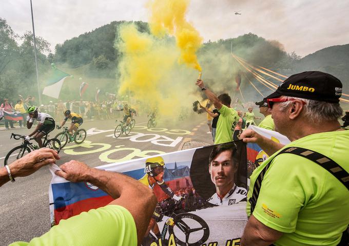 Neverjetna kulisa ob prihodu Primoža Rogliča v njegov kraj Strahovlje. Z dvignjenima rokama je dal vedeti, kako vesel je bil takšne podpore. | Foto: Vid Ponikvar