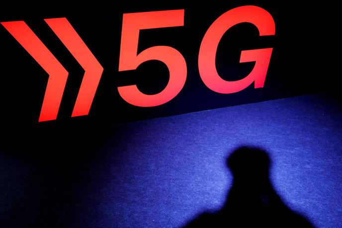 5G | Omrežja pete generacije oziroma omrežja 5G so v zadnjih mesecih zelo kontroverzna tema. Najbolj vročekrvni nasprotniki v 5G vidijo veliko zaroto svetovne elite in jih primerjajo z orožjem, večina bolj razumskih  nasprotnikov uvedbe 5G pa opozarja predvsem na morebitne zdravstvene posledice uvajanja nove tehnologije. Tretjo ločino nasprotnikov 5G skrbi nekaj povsem drugega: da bo 5G omogočal popoln nadzor nad ljudmi oziroma nad pretokom podatkov. | Foto Reuters