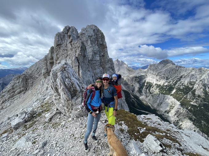 Luka Kovačič s partnerko Urško, sinom Maksom in štirinožnim prijateljem Skyjem.  | Foto: osebni arhiv Luke Kovačiča