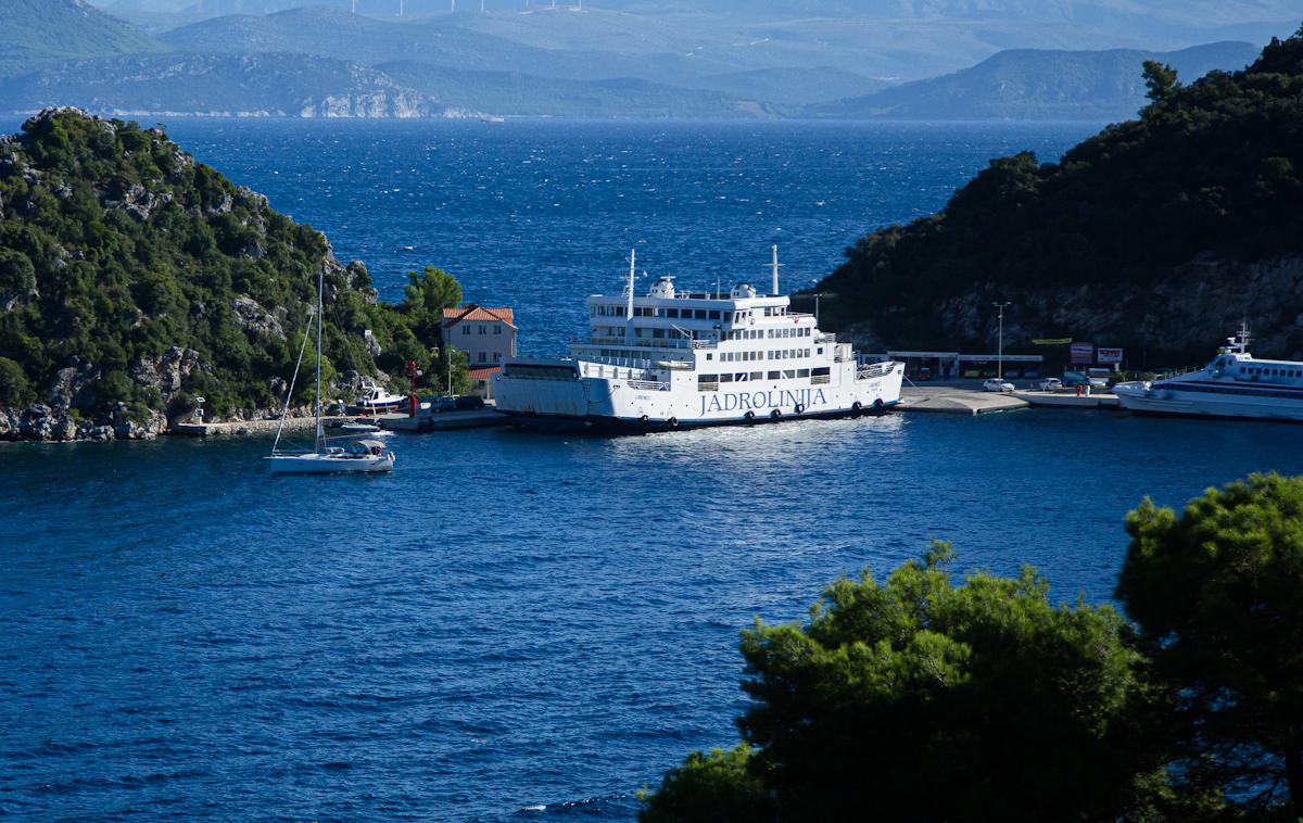 Jadrolinija | Videoposnetek je nastal na trajektu Jadrolinije, ki pluje na relaciji Prapratno (Pelješac)–Sobra (Mljet, na fotografiji). | Foto Shutterstock