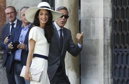 Amal Alamuddin z novim priimkom pomaga Grčiji