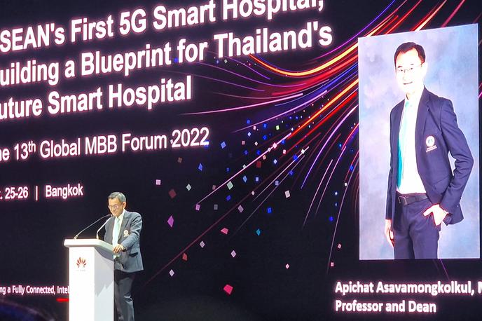 MBBF 2022, Huawei, 5G, Bangkok, bolnišnica Siriraj, Apichat Asavamongkolkul | Prvi mož bangkoške bolnišnice Siriraj, prve tajske 5G digitalne bolnišnice, prof. dr. Apichat Asavamongkolkul: "V svojem 135. letu delovanja naših več kot 20 tisoč zaposlenih vsak dan med drugim poskrbi za več kot deset tisoč ambulantnih pregledov in sprotno usposabljanje zdravnikov na vseh ravneh." | Foto Srdjan Cvjetović