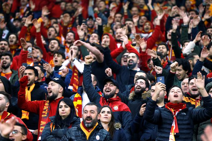 Galatasaray je znan tudi po strastnih in glasnih navijačih. | Foto: Reuters