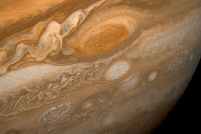 Ikonična fotografija Velike rdeče Pege, gromozanskega orkana na Jupitru, ki jo je na Zemljo poslal Voyager 1.  | Foto: NASA