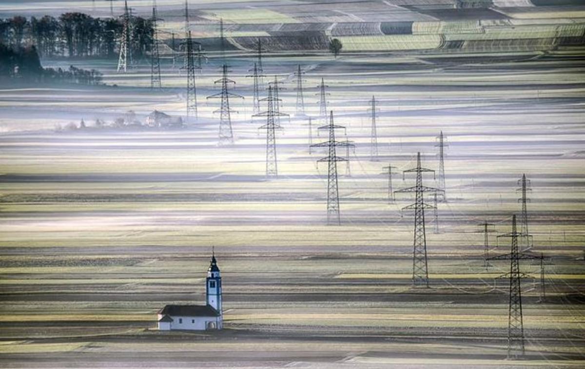 Cerkev na poljih Sorškega polja | Fotografija Cerkev na poljih Sorškega polja, s katero je Andrej Tarfila pred tremi leti pometel s konkurenco v kategoriji Popotna fotografija v razredu Open. | Foto Andrej Tarfila / SWPA