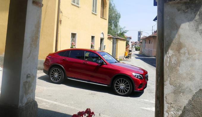 V Italiji spoznavamo novega mercedes-benza GLC coupe. Mercedes je v Sloveniji do zdaj prodal 40 modelov GLE in 15 modelov GLE coupe, že zdaj so prodali vseh razpoložljih modelov GLC. Do konca leta jim bodo predvidoma dodali še 15 modelov GLC coupe. Športni terenci postajajo tudi flotni avtomobili, saj tiste večje namesto klasičnih limuzin danes izbirajo tudi menedžerji in direktorji.  | Foto: 