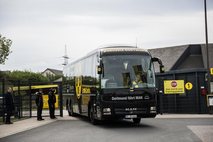 Avtobus, ki bo na tekmo pripeljal nogometaše Borussie Dortmund. Včerajšnja pot se je končala šokantno. | Foto: Getty Images