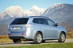 Mitsubishi outlander PHEV - ob dveh elektromotrjih obljubljena poraba le 1,9 litra 