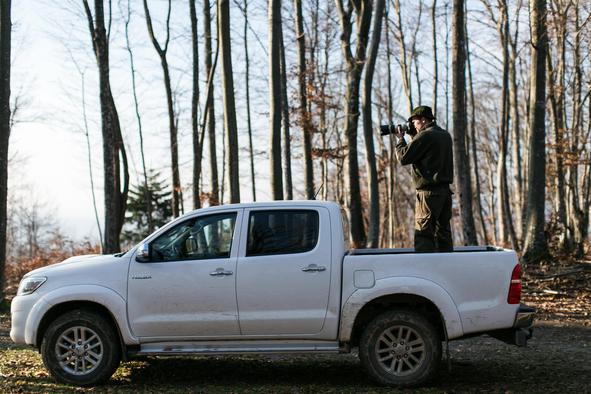 Z gozdarjema in Toyoto Hilux v globokem gozdnem objemu