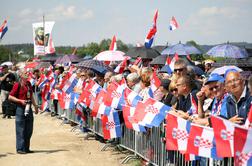 Udeleženci shoda v Pliberku nad slovenskega snemalca