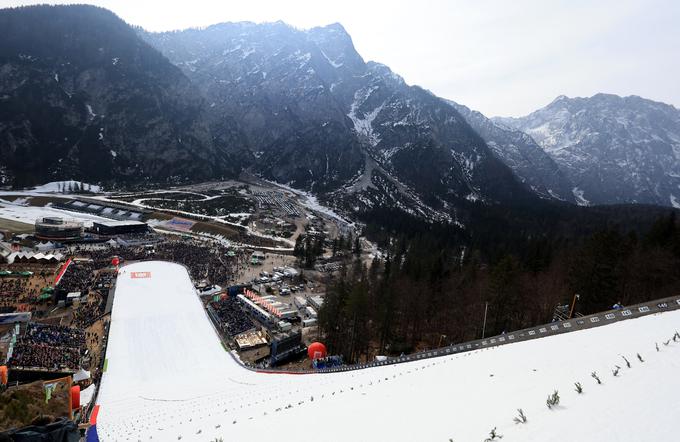 V Planici se je že danes zbralo lepo število gledalcev, prevladovali so šolarji. | Foto: Reuters