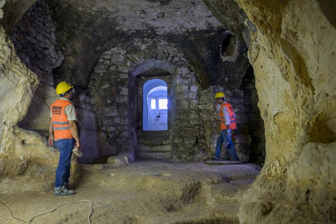 Midyat, Turčija | Podzemno mesto leži na območju Mezopotamije, ki velja za zibelko nekaterih najstarejših civilizacij. Tamkajšnje dežele so osvojili ali prečkali nekateri veliki imperiji, kar je bil morda razlog, da so se prebivalci okolice Matiate zatekli v podzemlje. | Foto Profimedia