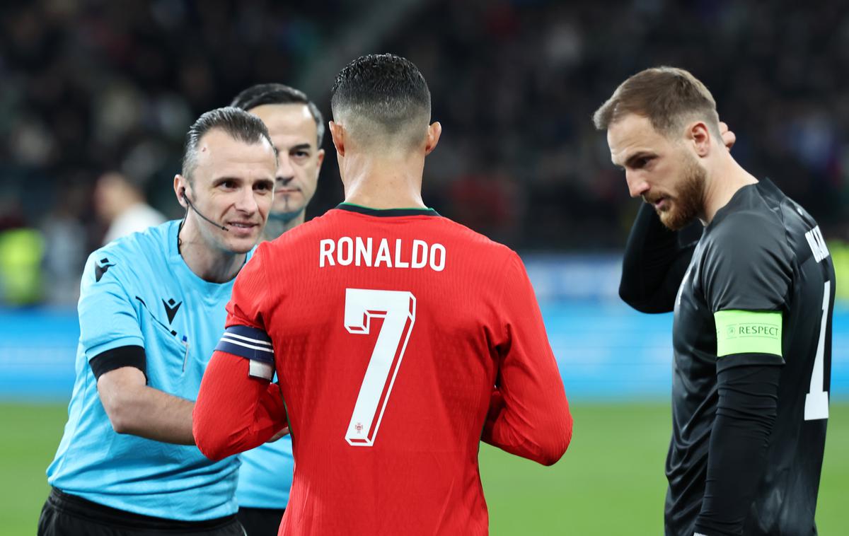 Irfan Peljto, Cristiano Ronaldo in Jan Oblak | Irfan Peljto je sodil torkovo prijateljsko tekmo med Slovenijo in Portugalsko, takole se je pred začetkom pozdravil s kapetanoma Cristianom Ronaldom in Janom Oblakom. | Foto www.alesfevzer.com